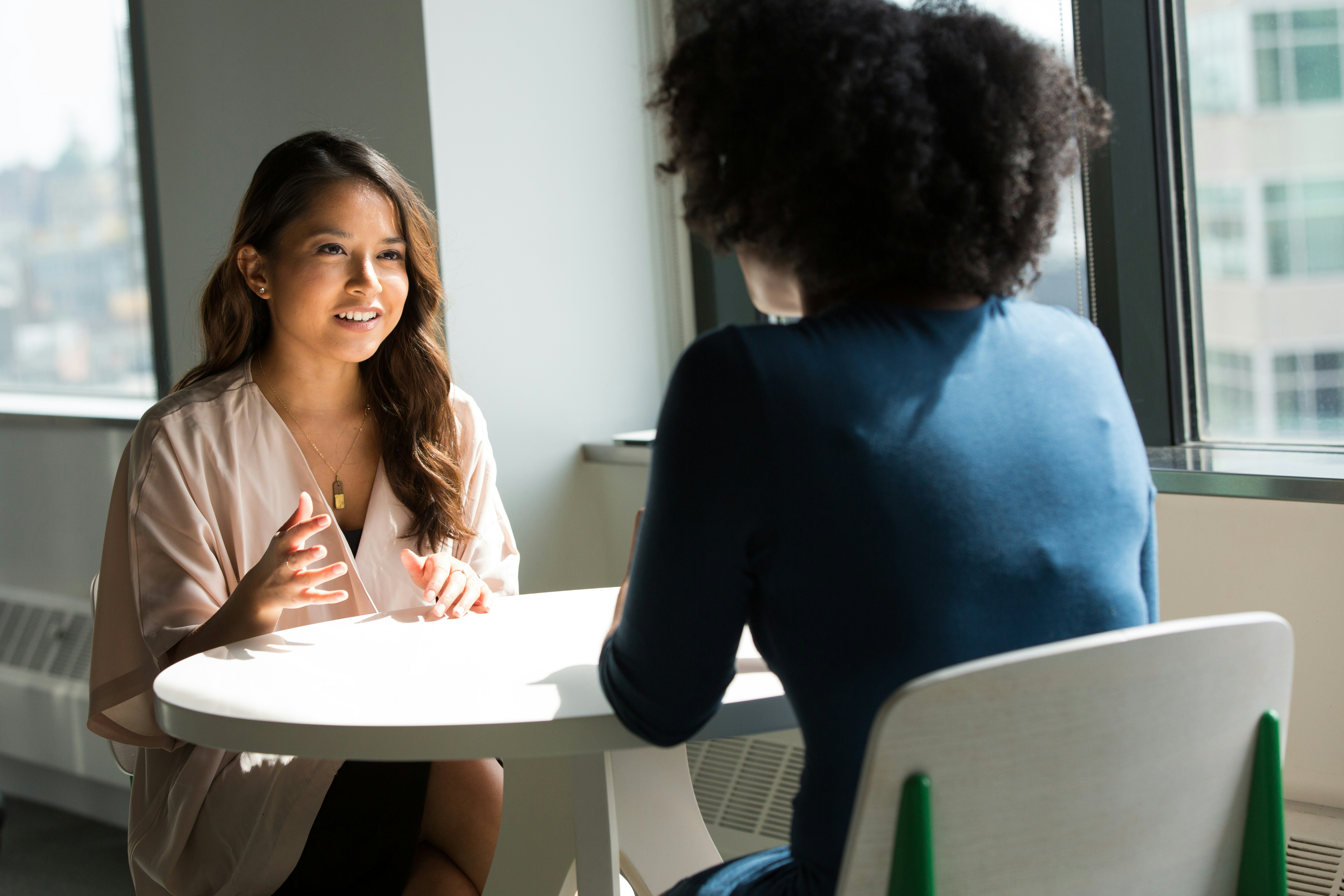 Begeleider in gesprek met cliënt